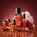 Rouge Ecstasy de Maison Narcose avec des vaporisateurs de décant dans un décor fruité et floral