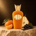 Flacon Sospiro Dolce Melodia entouré d’agrumes, de poire, de vanille et de cassis.