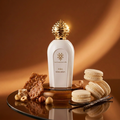 Milky Macaron dans un décor caramel avec macarons crème, praliné et vanille en composition généreuse