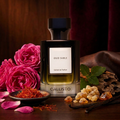 Callisto Oud Sable entouré de roses, de safran et de bois dans une ambiance ambrée