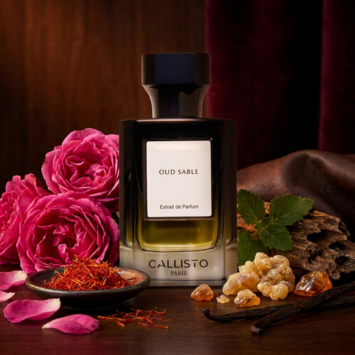Callisto Oud Sable entouré de roses, de safran et de bois dans une ambiance ambrée